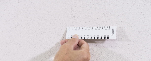 Ristrutturazione di una facciata con piccole fessure